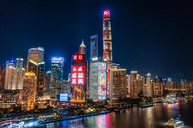 戶外廣告：經濟運行的鏡像與推手