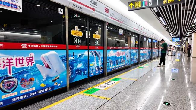 貴陽地鐵花果園站臺(tái)屏蔽門廣告投放，貴陽地鐵玻璃貼廣告價(jià)格