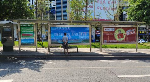 第一戶外傳媒-宜賓候車亭燈箱廣告