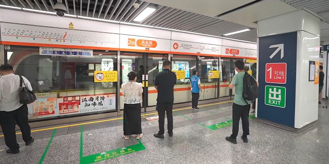 杭州地鐵1號(hào)線站臺(tái)屏蔽門廣告投放，杭州地鐵玻璃貼廣告價(jià)格