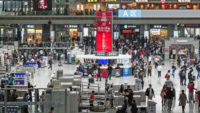 廣州南站問詢臺三面立柱LED廣告投放，廣州南高鐵站大屏廣告