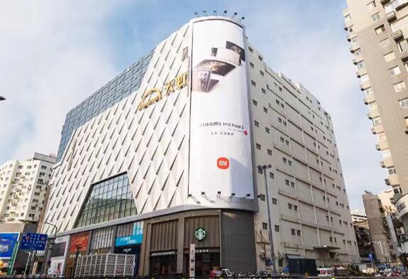 第一戶外傳媒-南昌中山路天虹商場外墻大牌