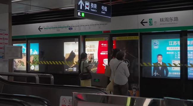 南京地鐵站臺軌行區燈箱廣告投放價格，南京地鐵大屏廣告案例