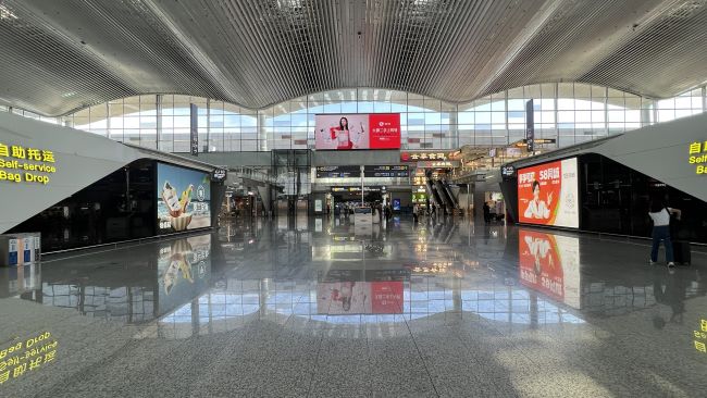 廣州機場出發大廳值機島兩側通道燈箱廣告投放，白云機場大屏