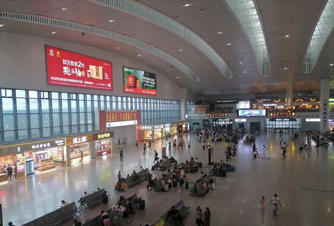福州站廣告候車大廳上方站棚燈箱投放，福州火車站廣告案例