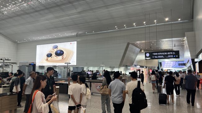 廣州機(jī)場出發(fā)安檢大廳高空墻面廣告牌投放，廣州白云機(jī)場廣告