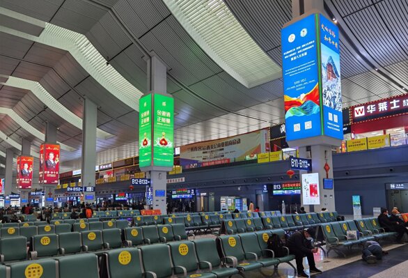 第一戶(hù)外傳媒-蘭州西站-候車(chē)大廳包柱燈箱 第一戶(hù)外傳媒-蘭州西站-候車(chē)大廳包柱燈箱