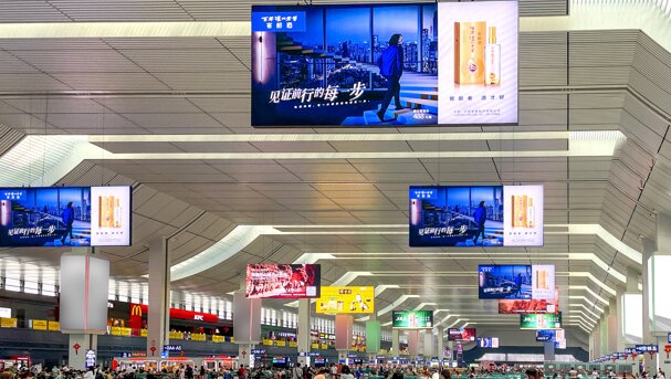 第一戶(hù)外傳媒-蘭州西站-候車(chē)大廳雙面吊旗燈箱 第一戶(hù)外傳媒-蘭州西站-候車(chē)大廳雙面吊旗燈箱