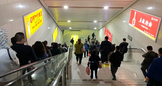 第一戶(hù)外傳媒-蘭州西站-出站扶梯燈箱 第一戶(hù)外傳媒-蘭州西站-出站扶梯燈箱