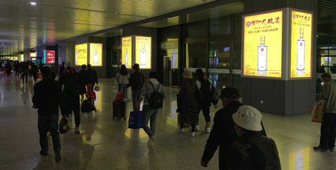 第一戶(hù)外傳媒-蘭州西站-出站通道包柱燈箱 第一戶(hù)外傳媒-蘭州西站-出站通道包柱燈箱