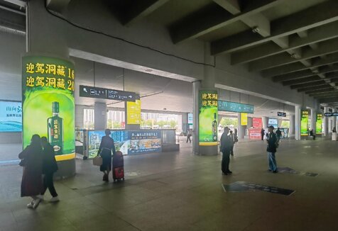 第一戶外傳媒-黃山北站-出站大廳圖騰柱燈箱 第一戶外傳媒-黃山北站-出站大廳圖騰柱燈箱