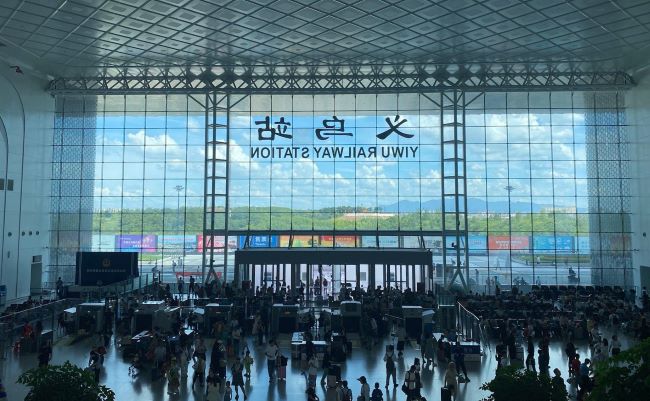 義烏火車站進站口圍擋大牌廣告投放，義烏站高鐵廣告價格