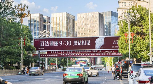 第一戶外傳媒-貴陽花果園藝術中心跨街天橋 