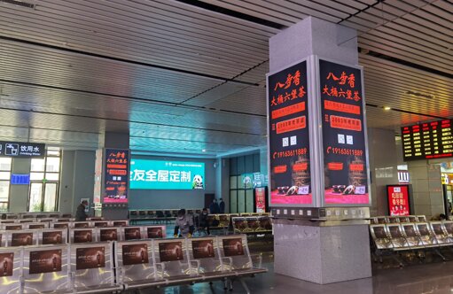 第一戶外傳媒-賀州站-一樓候車大廳立柱燈箱 第一戶外傳媒-賀州站-一樓候車大廳立柱燈箱