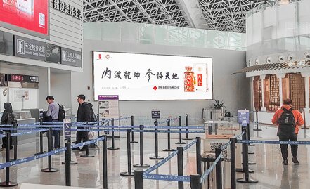 第一戶外傳媒-銅仁鳳凰機場-出發大廳值機柜臺燈箱 