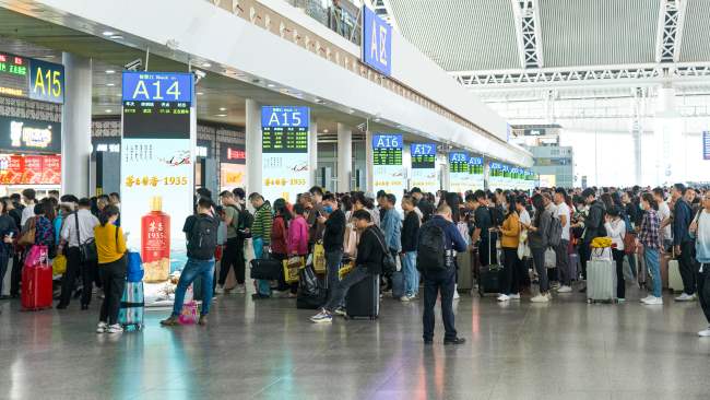 廣州南站候車大廳檢票口雙面大屏廣告，廣州南高鐵站LED廣告