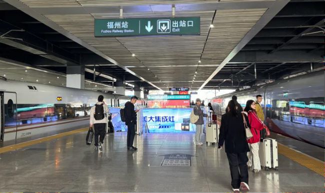 福州站高鐵站臺扶梯上方燈箱廣告投放，福州火車站廣告價格