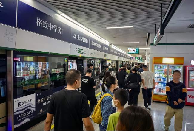 福州地鐵屏蔽門貼廣告：封閉空間的視覺溝通藝術