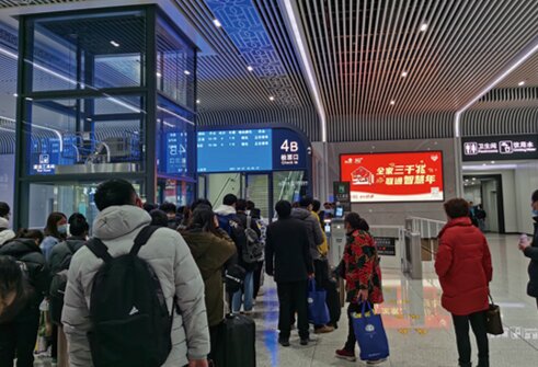 第一戶外傳媒-南通西站-候車大廳墻面燈箱