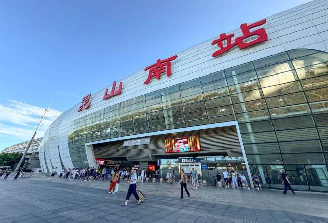 昆山南站進站口上方廣場LED大屏：高鐵樞紐的精準視覺定位