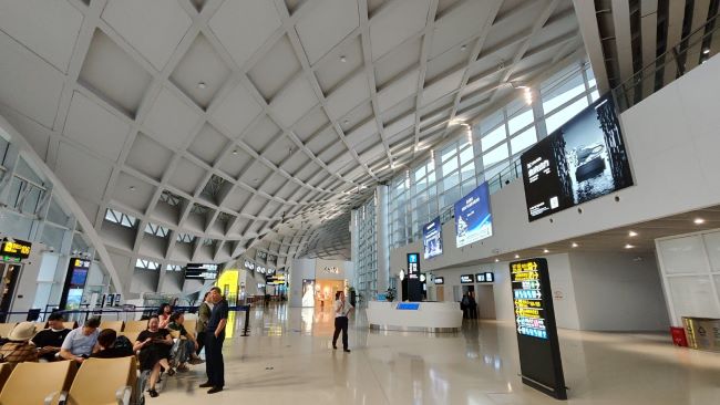 臺州機場新航站樓候機大廳高空燈箱：旅客視線的空中畫廊