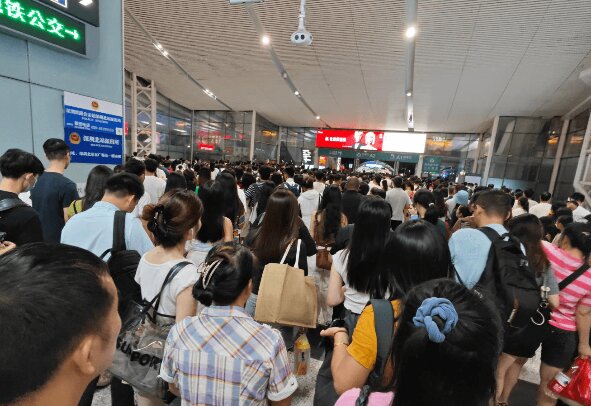 深圳北站出站閘機(jī)燈箱廣告牌價(jià)格收費(fèi)多少錢(qián)？深圳北高鐵站春運(yùn)