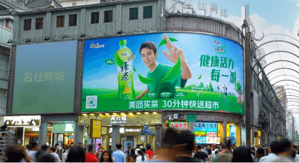 當深圳東門步行街戶外大牌廣告遇上科目三，閣下又該如何應對？