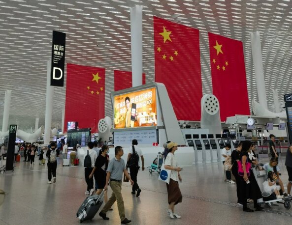 深圳機(jī)場出發(fā)值機(jī)廣告牌旁的大蓮蓬是干啥用的？深圳機(jī)場廣告價格