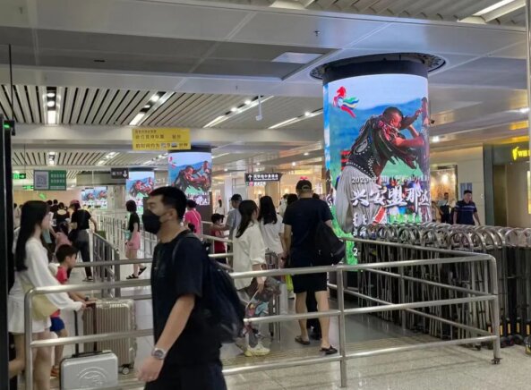 深圳北站換乘區包柱LED廣告價格，文旅景區旅游深圳北高鐵站廣告