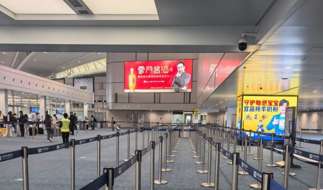 青島膠東機場安檢大廳高空燈箱：安檢區域的視覺制高點