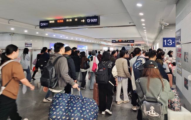 長株潭城際長沙站通道燈箱廣告的客流觸達價值