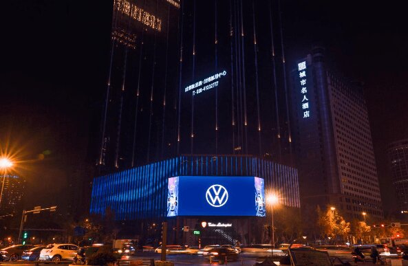 成都蘭博基尼中心LED大屏廣告價格多少錢？成都天府大道廣告裸眼3D