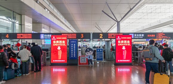 第一戶外傳媒-鄭州東站-出發層五個進站口安檢儀兩側LED屏