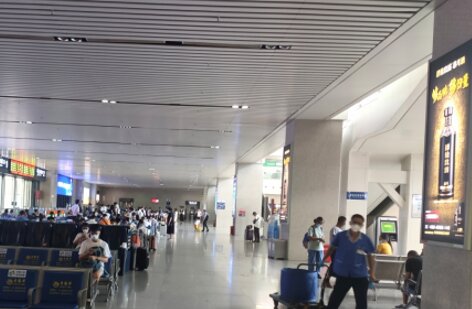 第一戶外傳媒-樂山站-一樓候車大廳立柱燈箱 第一戶外傳媒-樂山站-一樓候車大廳立柱燈箱