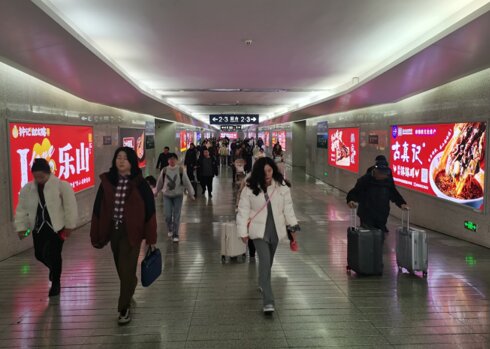 第一戶外傳媒-樂山站-出站通道墻面燈箱 第一戶外傳媒-樂山站-出站通道墻面燈箱