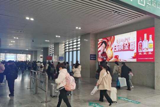 第一戶外傳媒-樂山站-出站廳墻面燈箱 第一戶外傳媒-樂山站-出站廳墻面燈箱