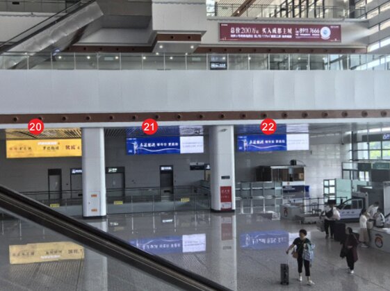 第一戶外傳媒-瀘州站-一樓進站大廳兩側墻面燈箱 