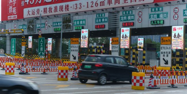 12屏視覺陣列：解析荷坳高速收費站聯排LED的強制曝光法則