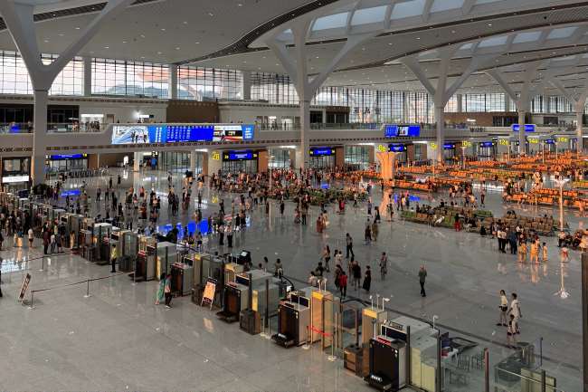 與列車信息同屏展示：重慶東站候車層高空燈箱的聚焦式傳播