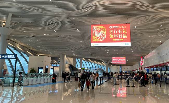 懸浮于值機大廳的品牌之窗 達州機場吊旗燈箱的空中視覺優勢