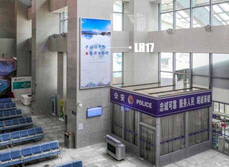 第一戶外傳媒-麗江站-F1層出發前廳兩側柱體燈箱 