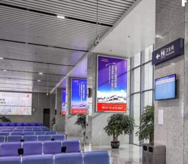 第一戶外傳媒-麗江站-F1 F2層出發候車區柱體燈箱 