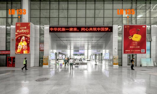 第一戶外傳媒-麗江站-F1層到達口通道門頭西側墻面燈箱    