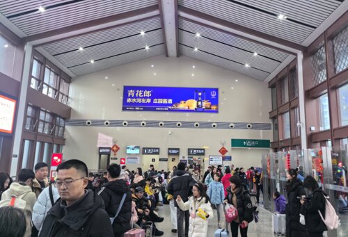 第一戶外傳媒-峨眉山站-候車大廳兩側墻面燈箱