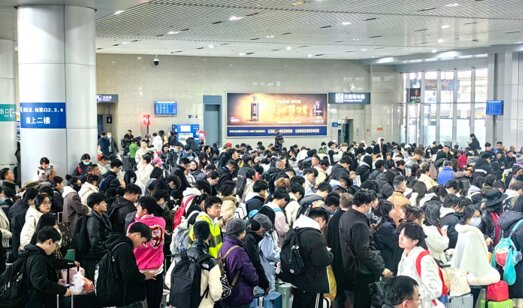 第一戶外傳媒-成都南站-一樓候車廳墻面燈箱