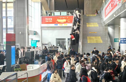 第一戶外傳媒-成都南站-一樓廣廳兩側墻面燈箱