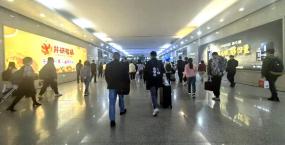 第一戶外傳媒-成都南站-出站通道墻面燈箱