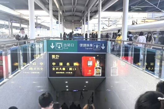 第一戶外傳媒-成都南站-進出站楣頭燈箱