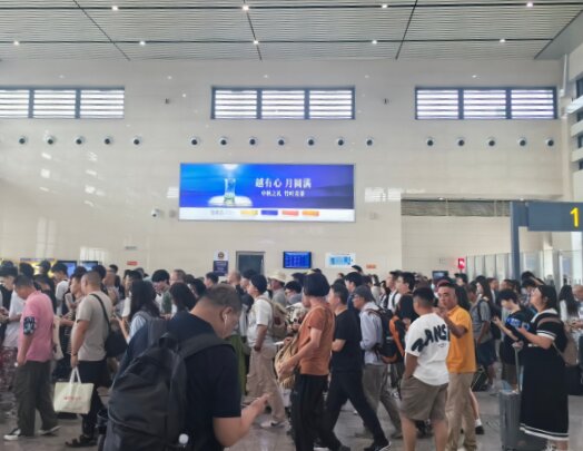 第一戶外傳媒-廣漢北站-候車廳兩側墻面燈箱