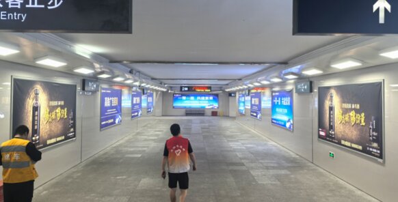 第一戶外傳媒-廣漢北站-進出站通道墻面燈箱